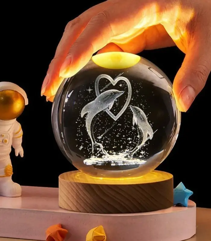 عکس شماره:2 , چراغ خواب رومیزی مدل گوی کریستال طرح دلفین و قلب سایز 6 (فروش عمده / خرده)