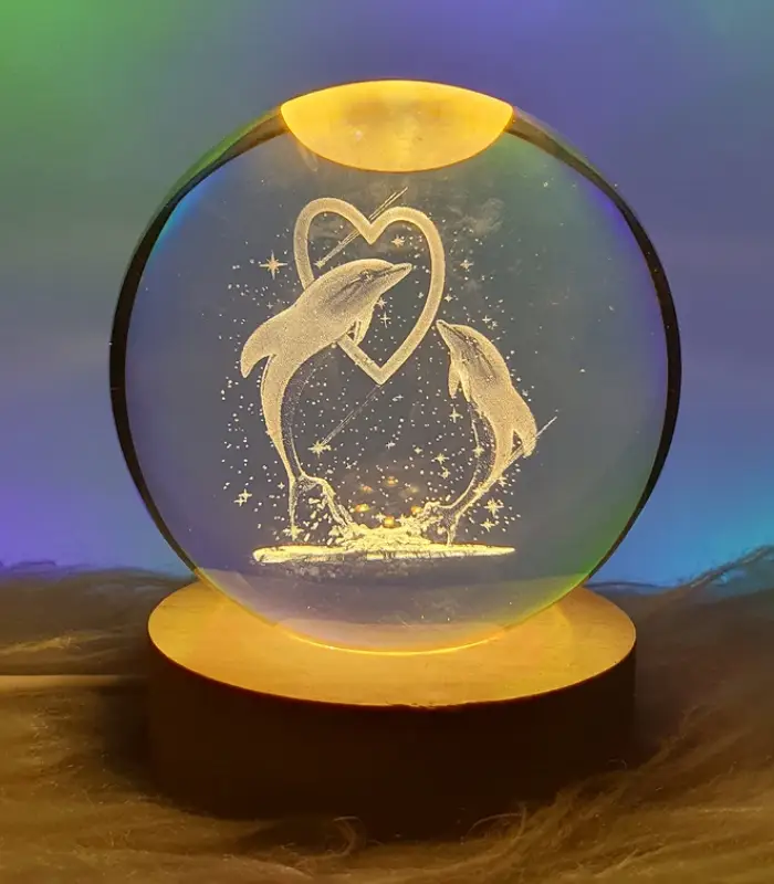 عکس شماره:1 , چراغ خواب رومیزی مدل گوی کریستال طرح دلفین و قلب سایز 6 (فروش عمده / خرده)