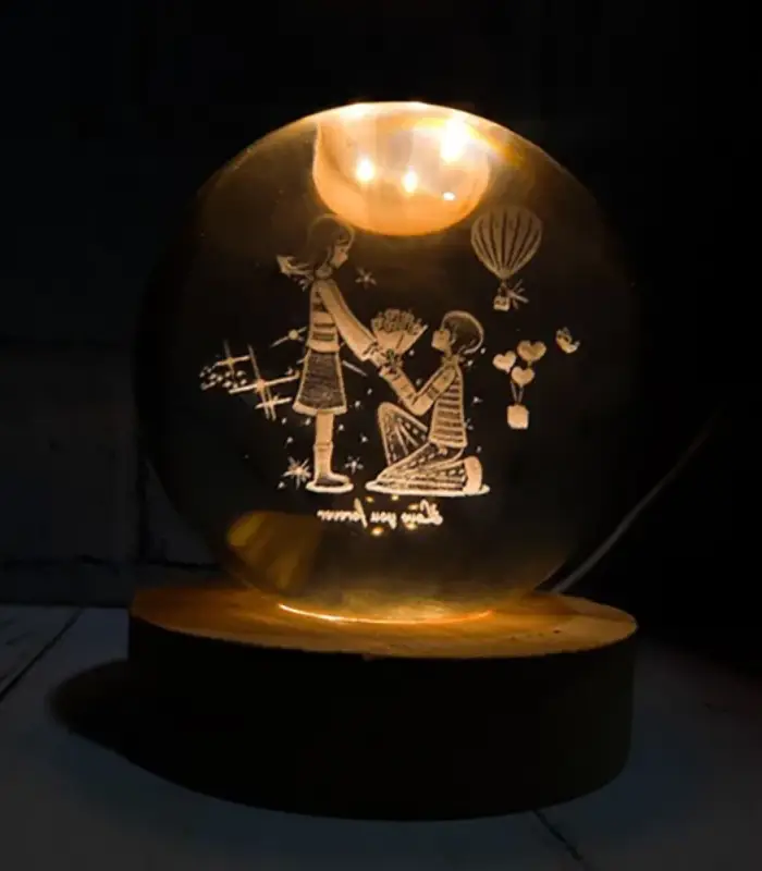 عکس شماره:2 , چراغ خواب رومیزی مدل گوی کریستال طرح دختر و پسر عاشق سایز 6 (فروش عمده / خرده)