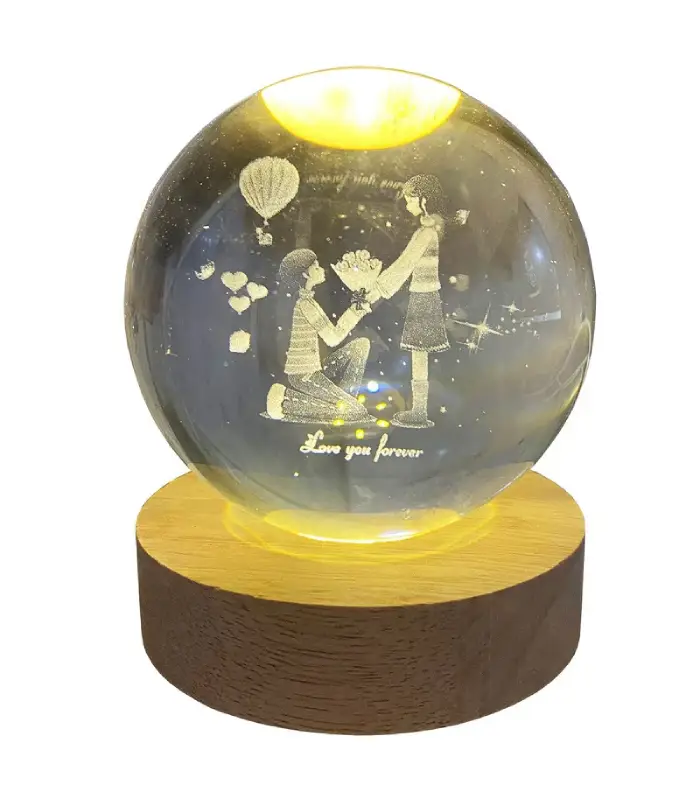 عکس اصلی چراغ خواب رومیزی مدل گوی کریستال طرح دختر و پسر عاشق سایز 6 (فروش عمده / خرده)