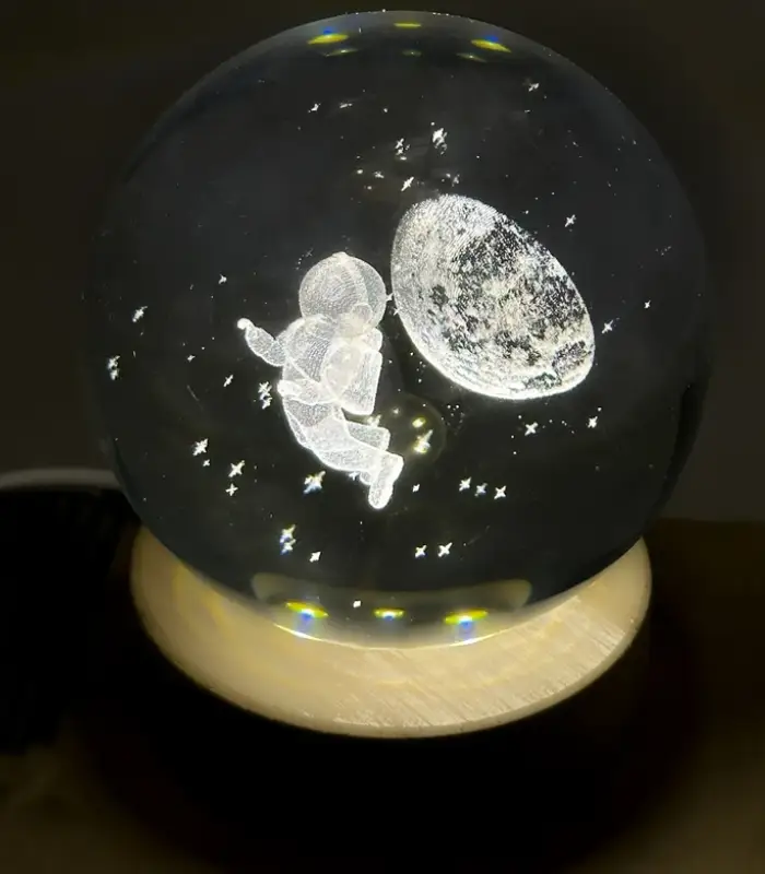 عکس شماره:2 , چراغ خواب رومیزی مدل گوی کریستال طرح فضانورد سایز 6 (فروش عمده / خرده)