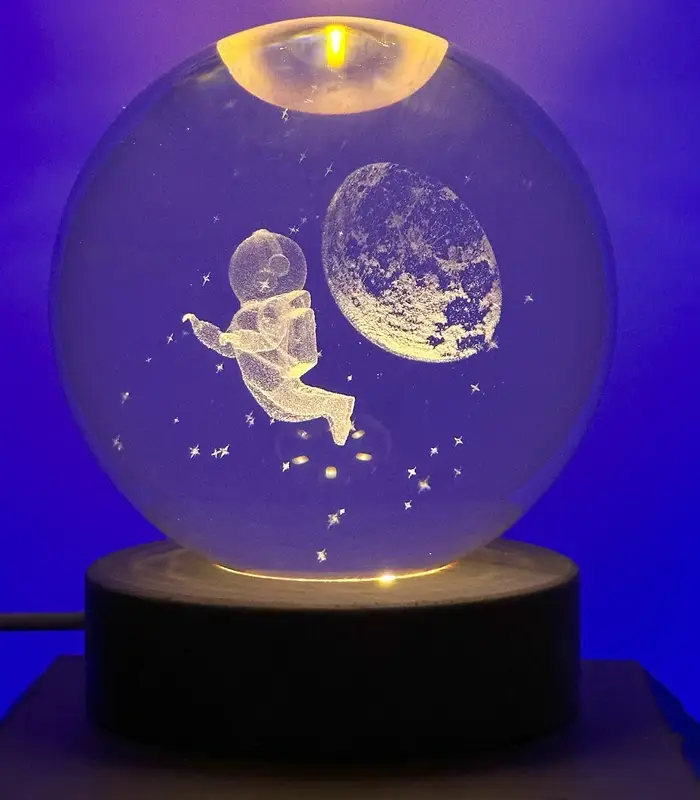 عکس شماره:3 , چراغ خواب رومیزی مدل گوی کریستال طرح فضانورد سایز 6 (فروش عمده / خرده)