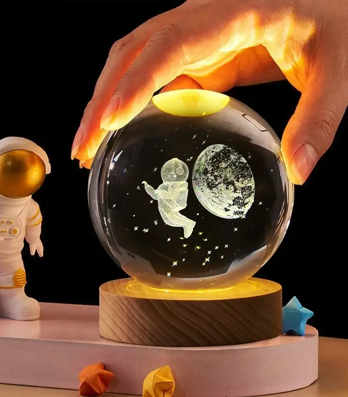 عکس شماره:1 , چراغ خواب رومیزی مدل گوی کریستال طرح فضانورد سایز 6 (فروش عمده / خرده)