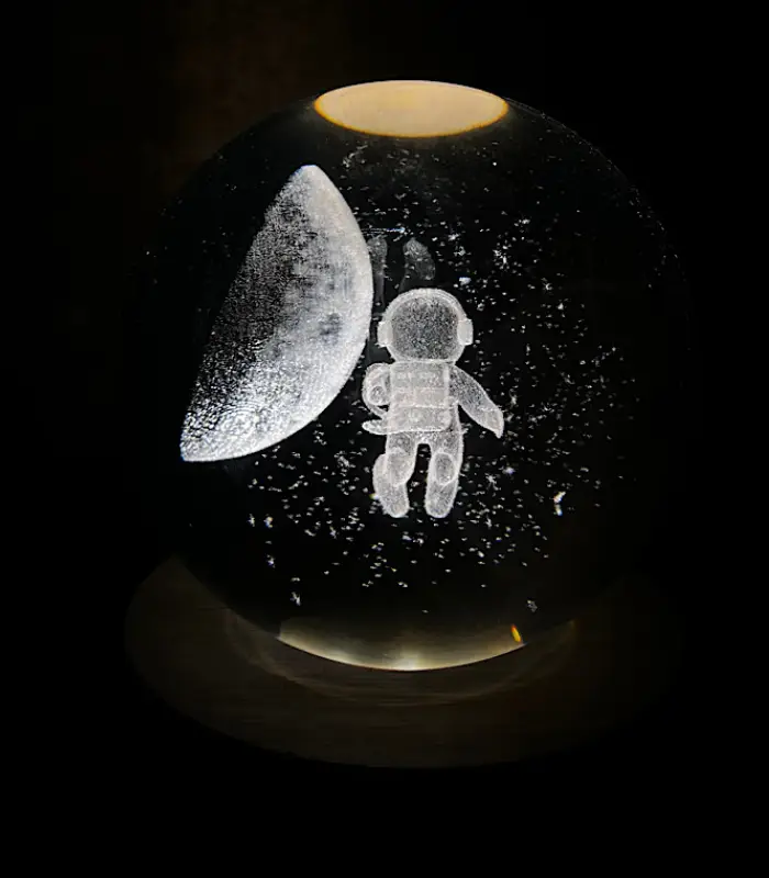 عکس شماره:0 , چراغ خواب رومیزی مدل گوی کریستال طرح فضانورد سایز 6 (فروش عمده / خرده)