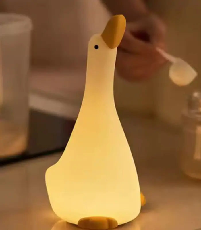 عکس شماره:1 , چراغ خواب سیلیکونی مدل اردک شالگردن دار (فروش عمده / خرده)